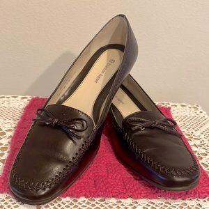 Etienne Aigner brown women’s low heel dress pump/shoes